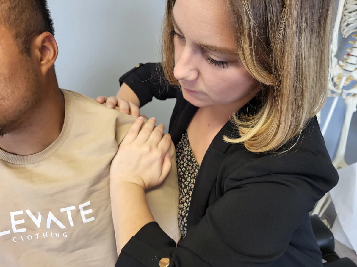 Manipulation de l'épaule d'un adulte