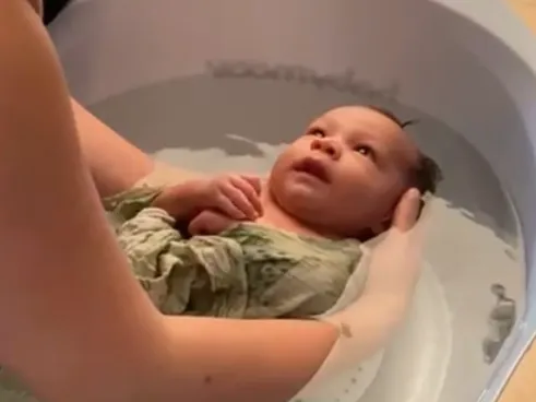 Bain enveloppé d'un nouveau-né
